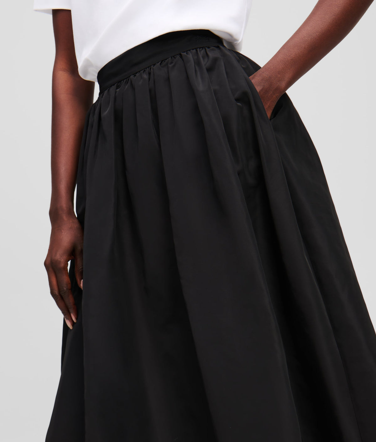 VOLUMINOUS MIDI SKIRT