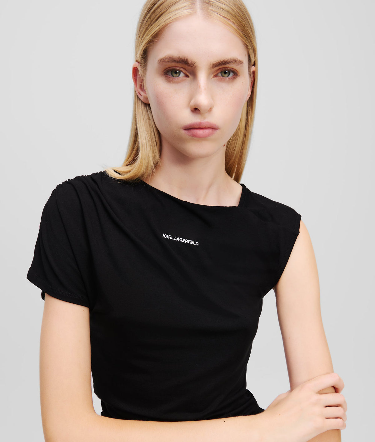 ONE SLEEVE T-SHIRT