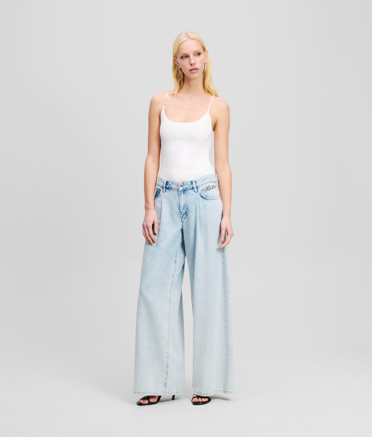 MID-RISE WIDE-LEG JEANS