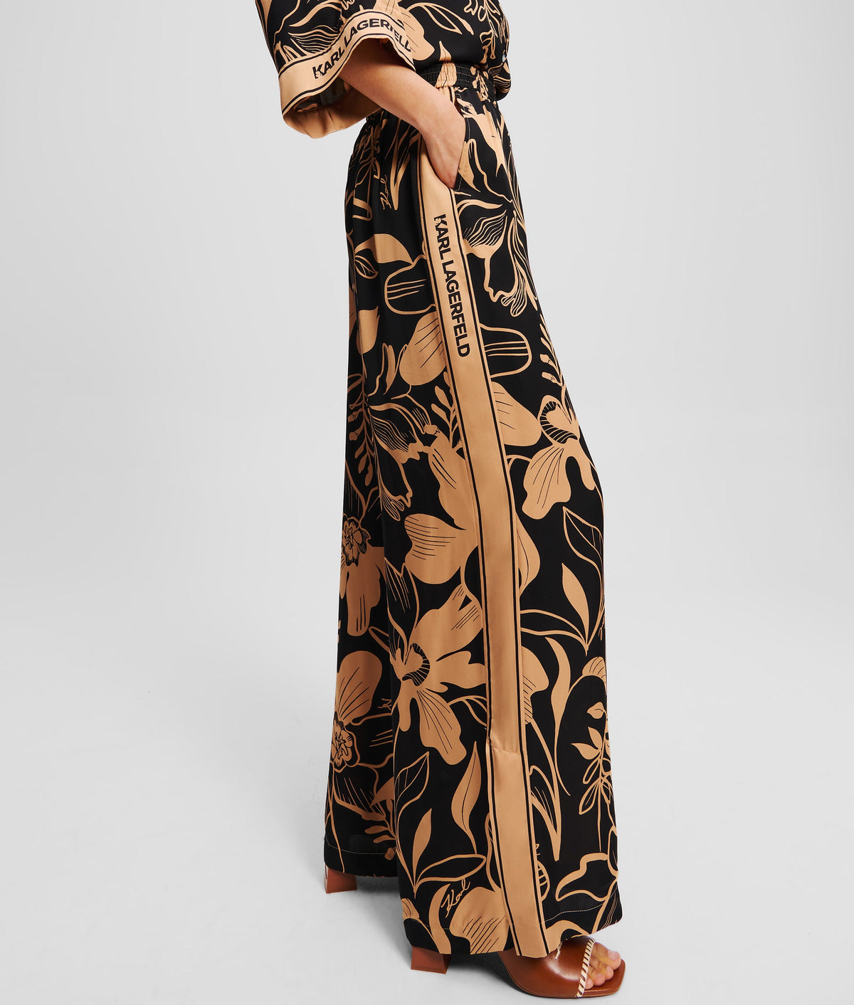 WIDE-LEG TROUSERS