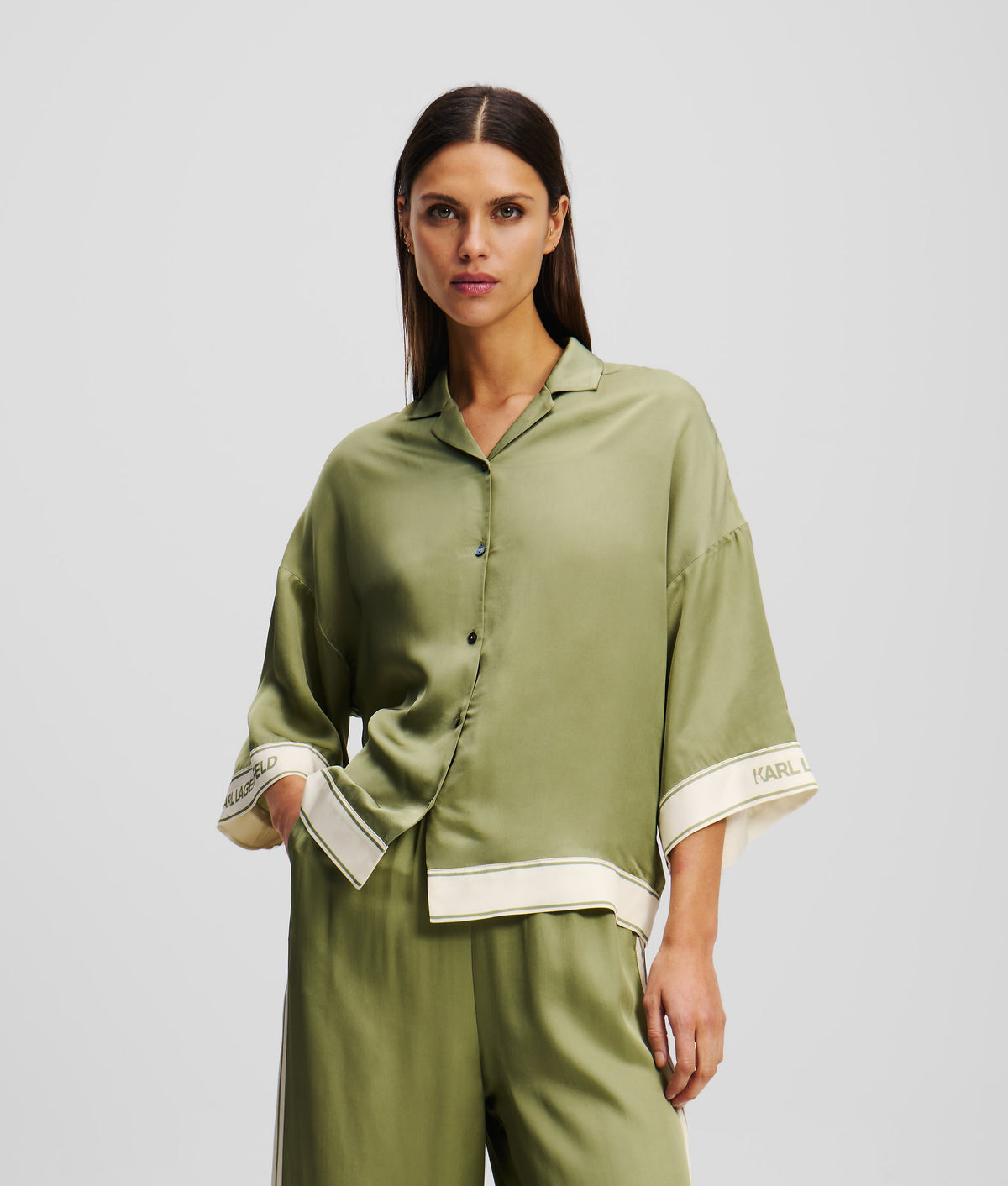 SHORT-SLEEVED BLOUSE