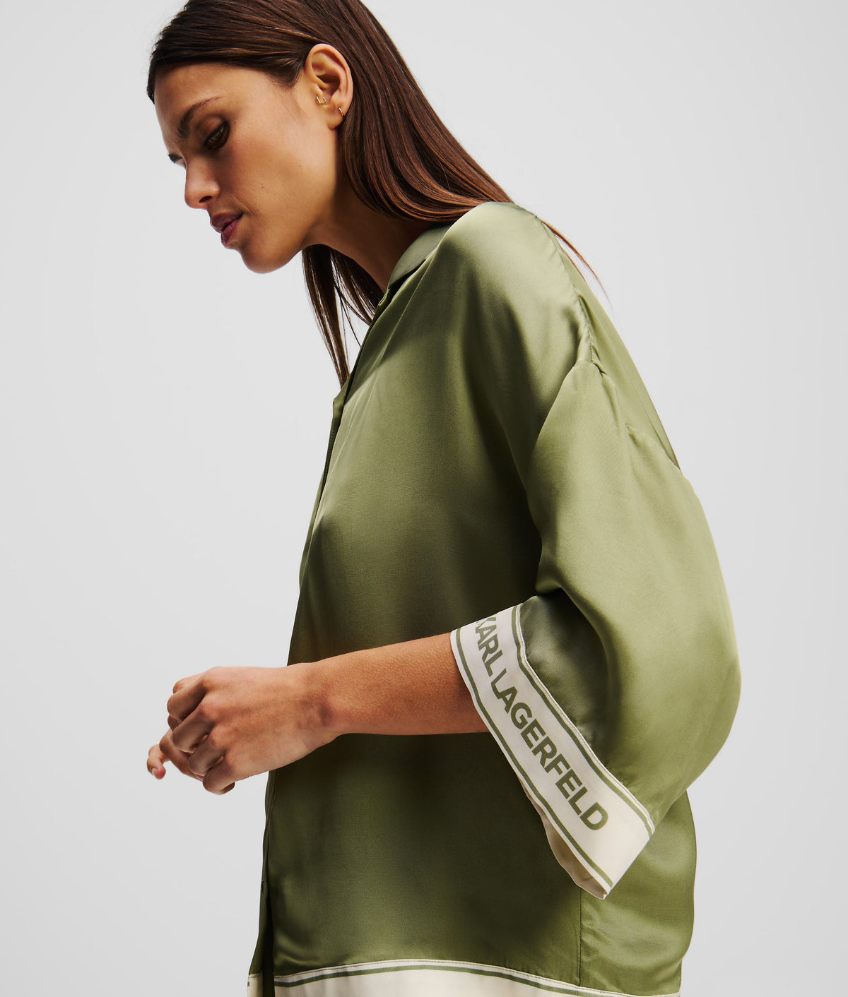 SHORT-SLEEVED BLOUSE