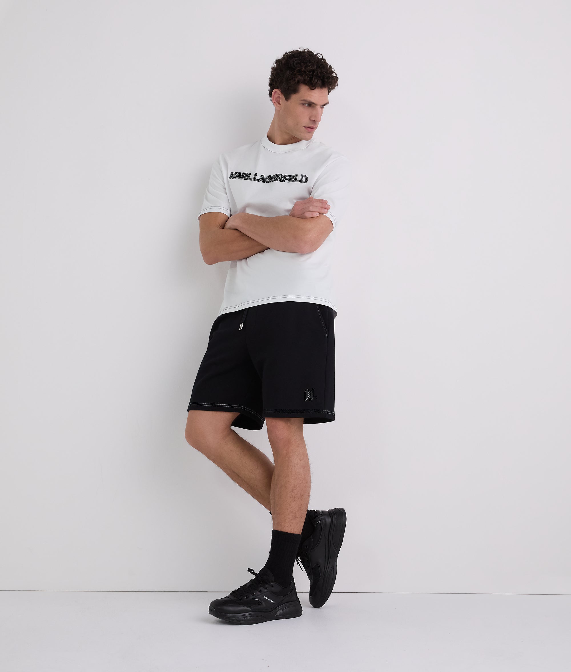 CONTRAST STITCH T-SHIRT