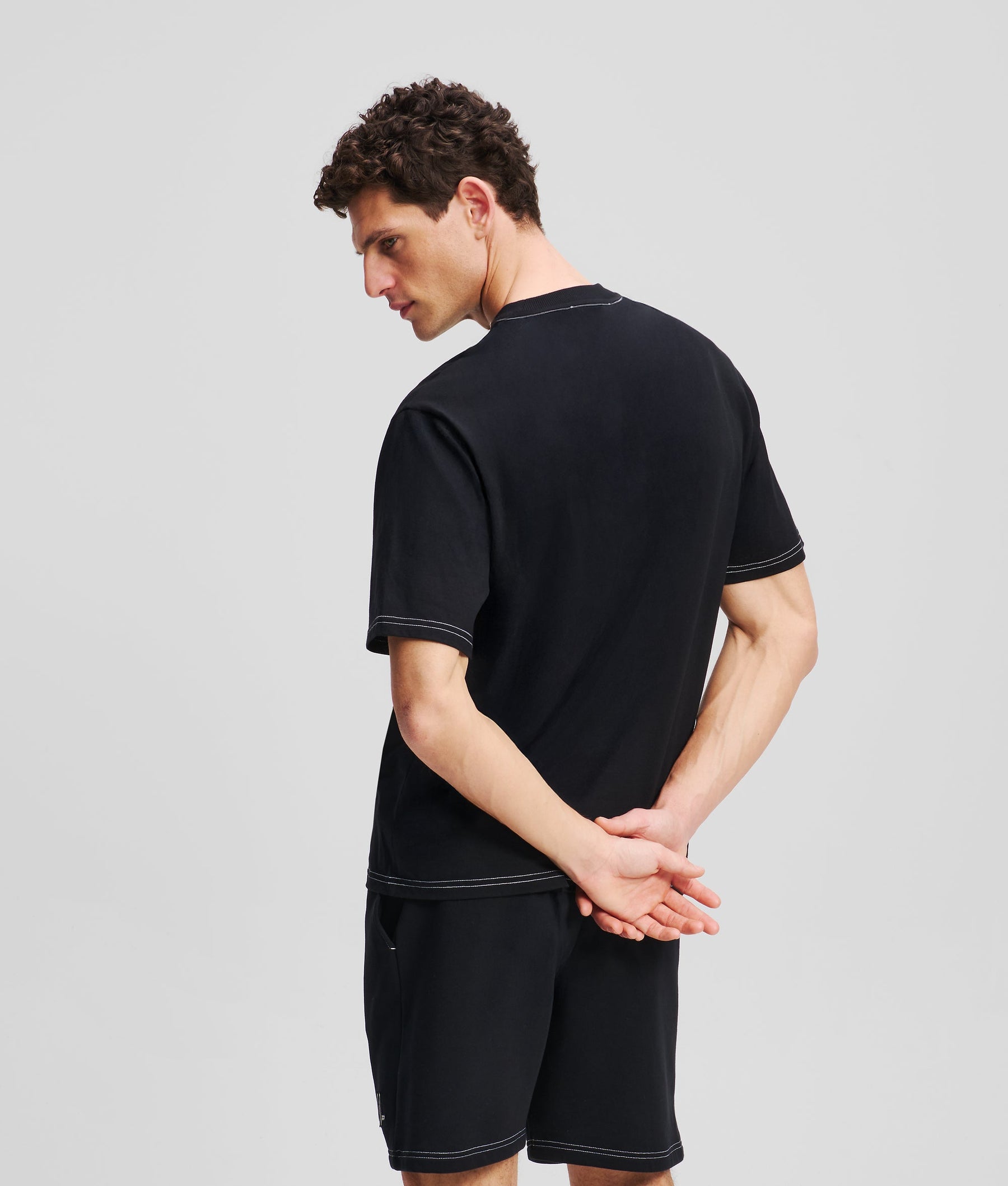 CONTRAST STITCH T-SHIRT