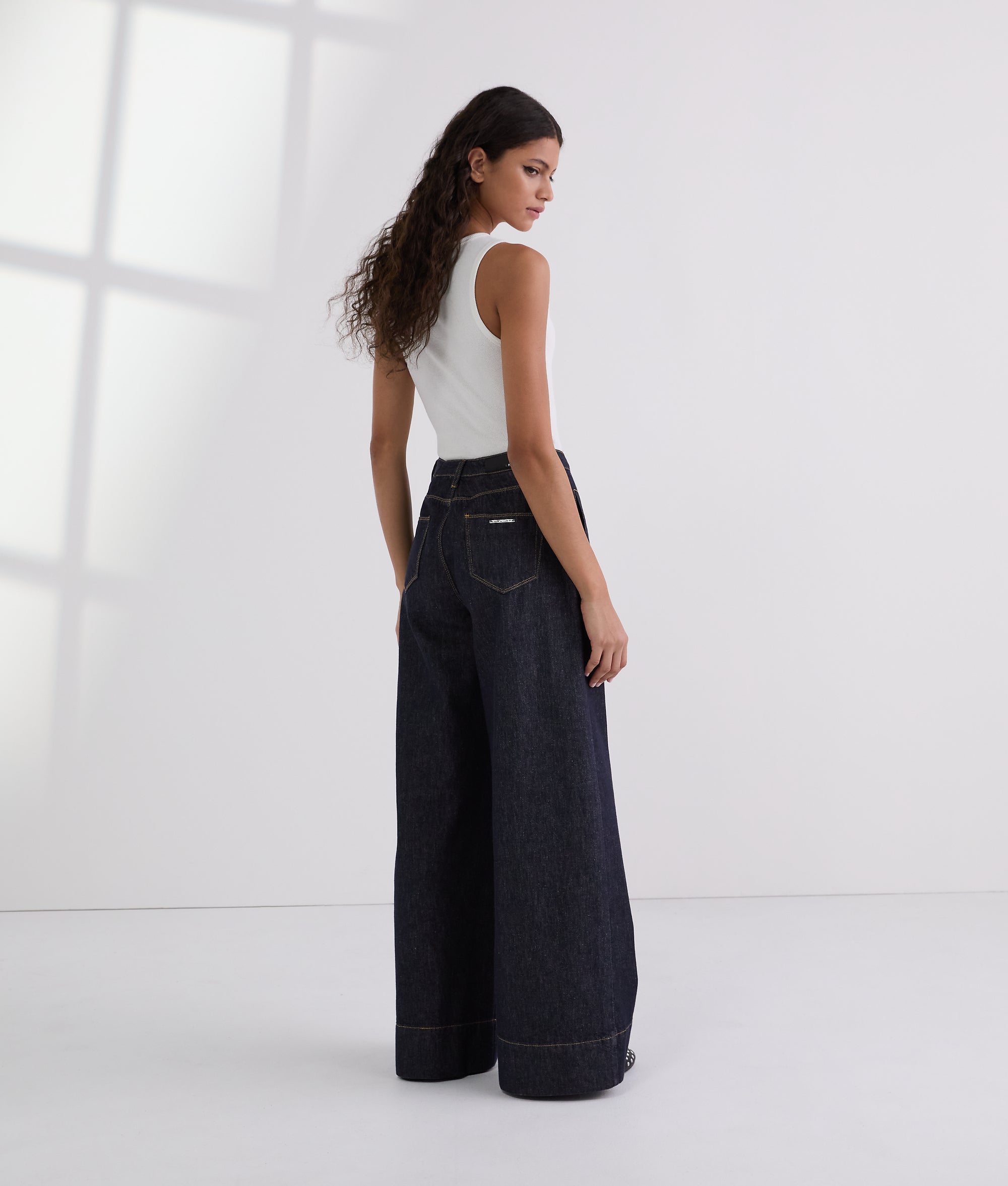 CONTRAST STITCH WIDE-LEG JEANS