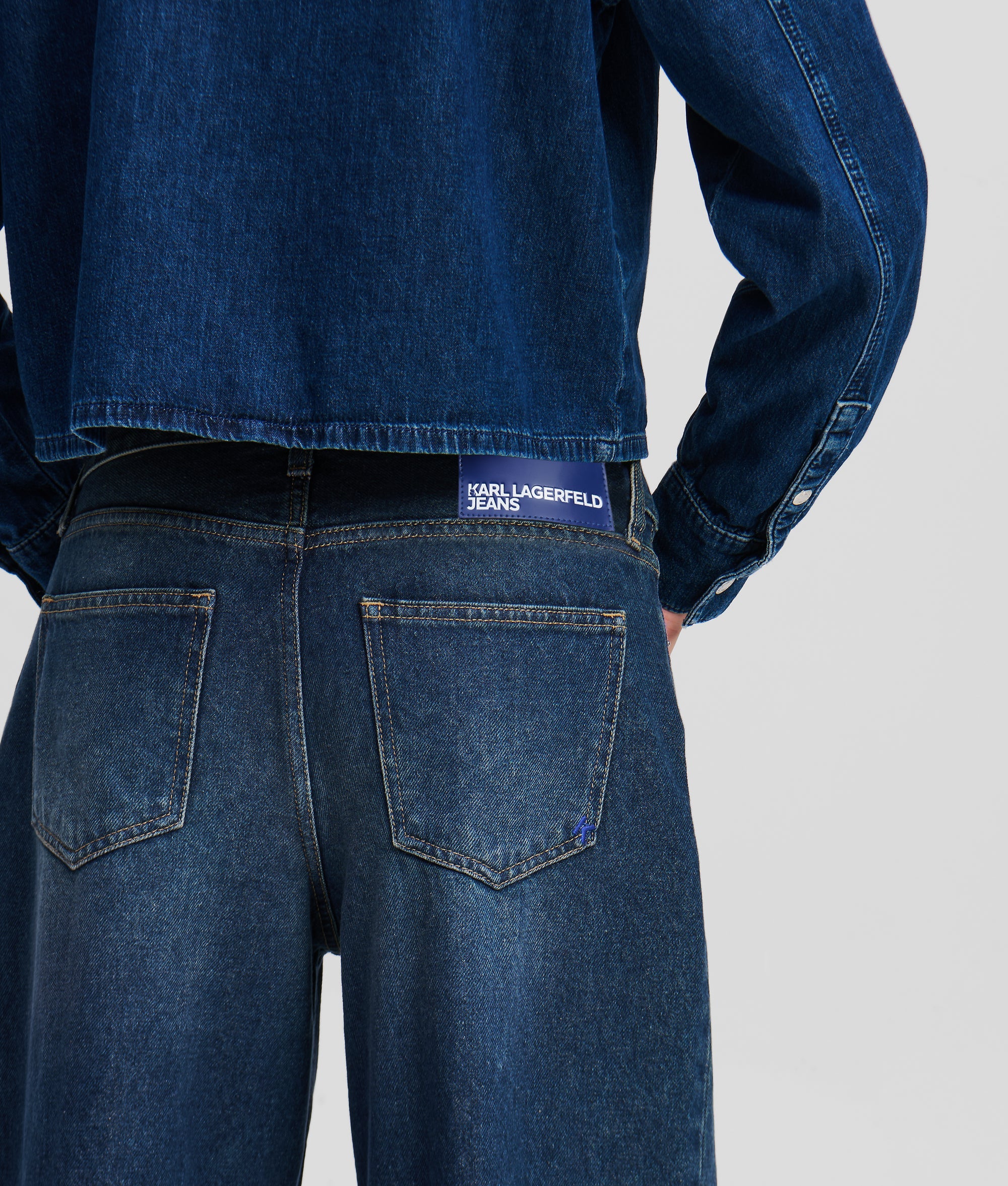 LOW-RISE WIDE-LEG Jeans