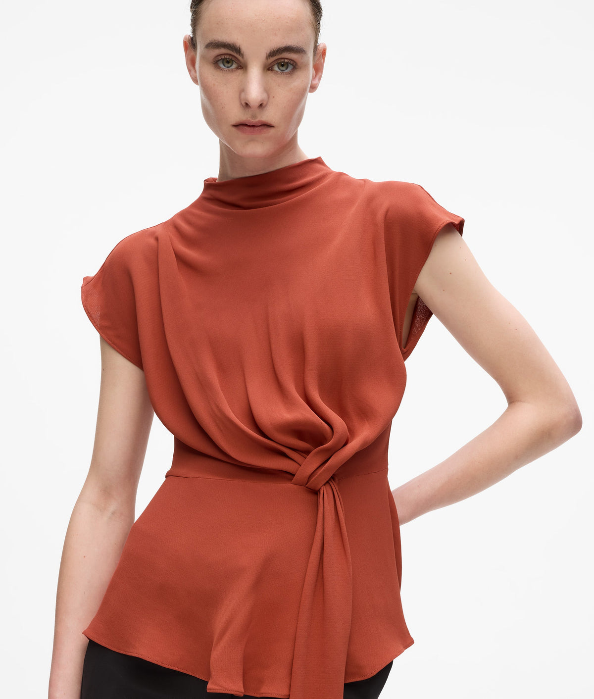 SHORT-SLEEVED KNOTTED BLOUSE