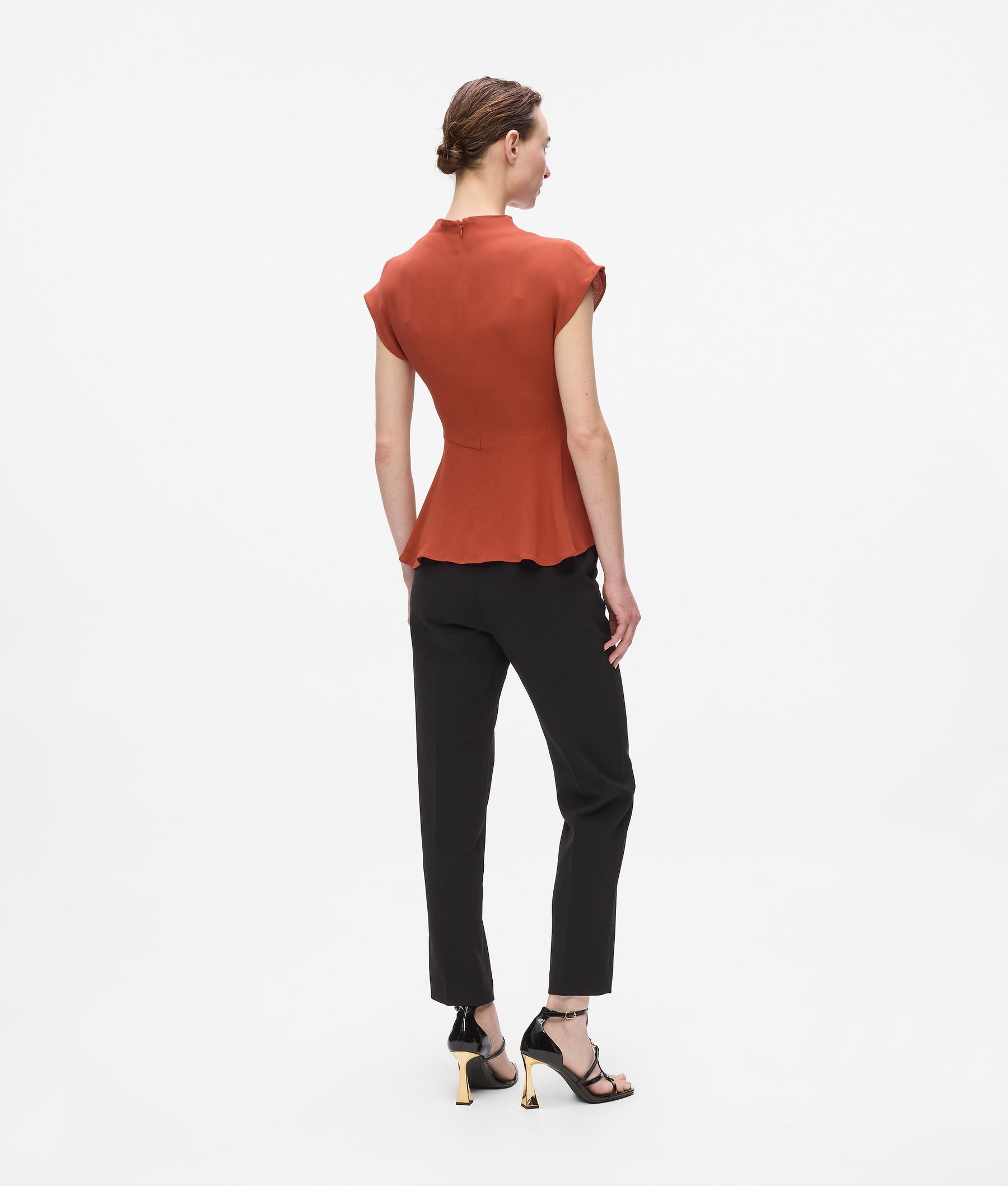 SHORT-SLEEVED KNOTTED BLOUSE