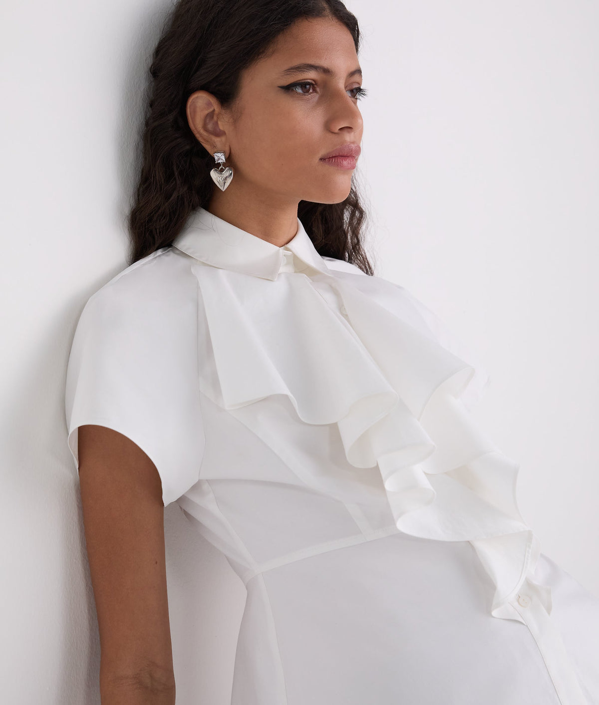 SHORT-SLEEVED RUFFLE BLOUSE