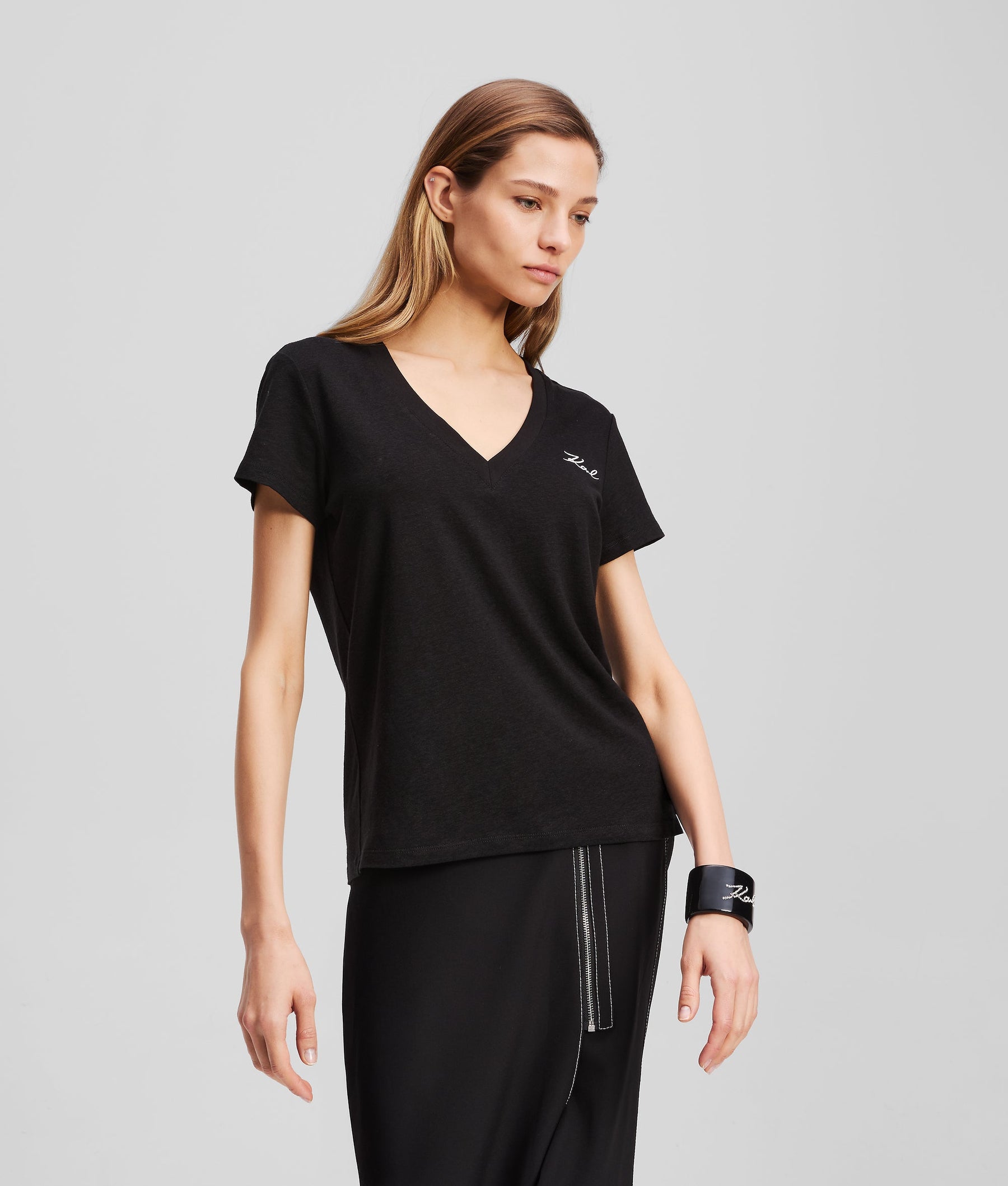 SIGNATURE V-NECK T-SHIRT