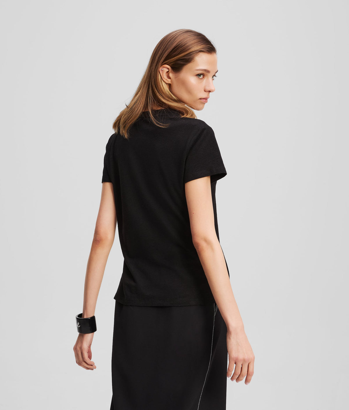 SIGNATURE V-NECK T-SHIRT