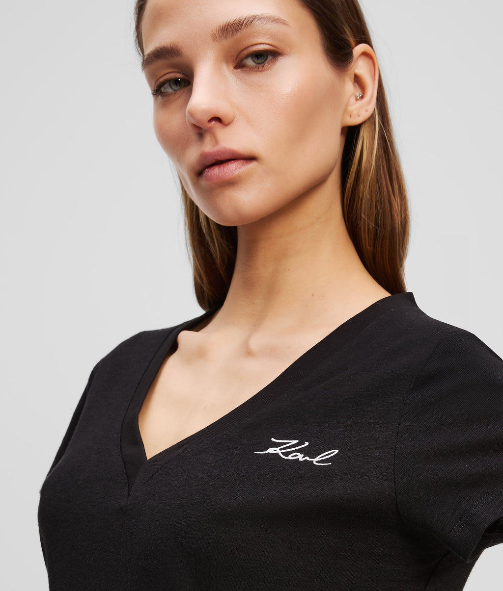 SIGNATURE V-NECK T-SHIRT
