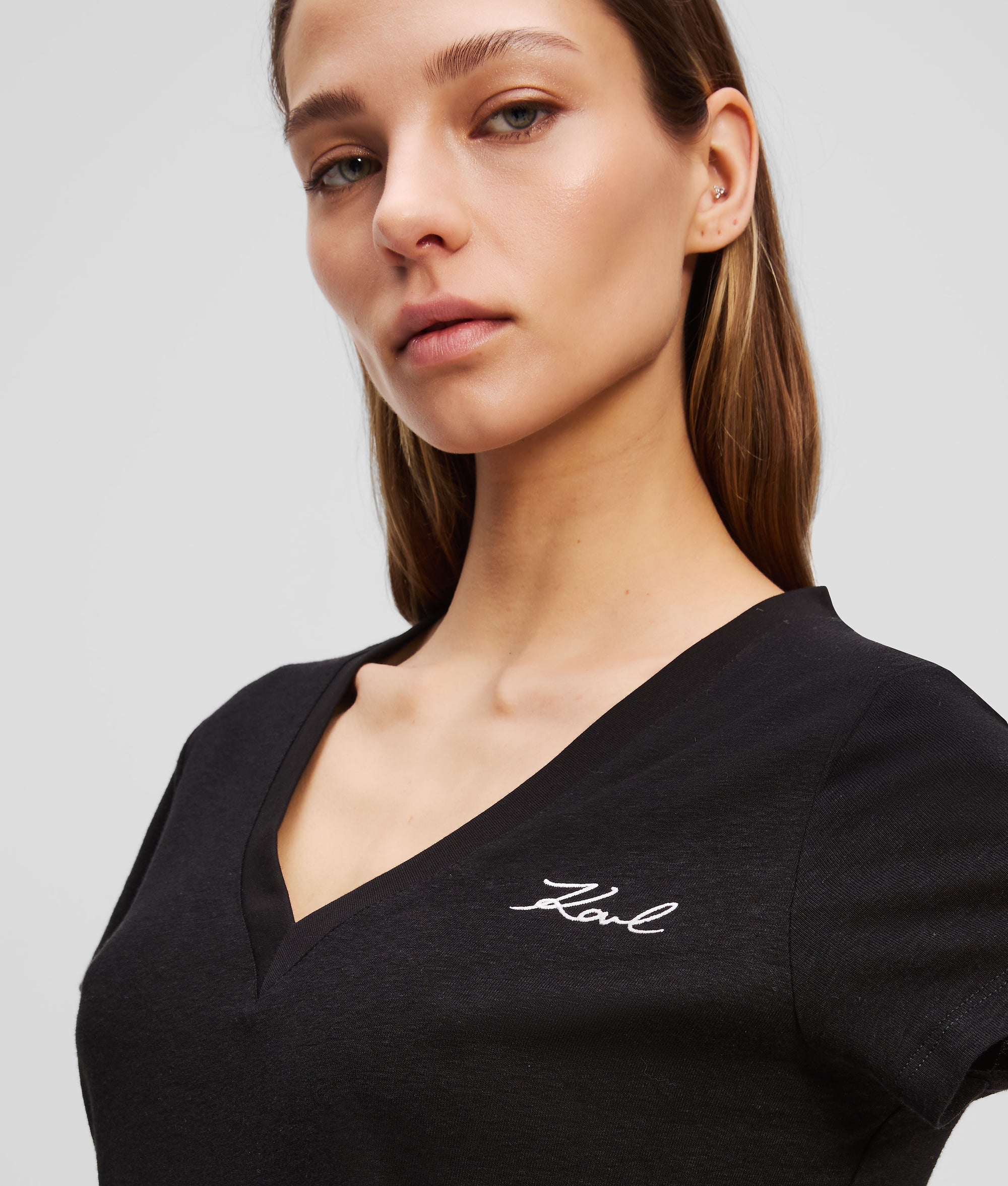 SIGNATURE V-NECK T-SHIRT