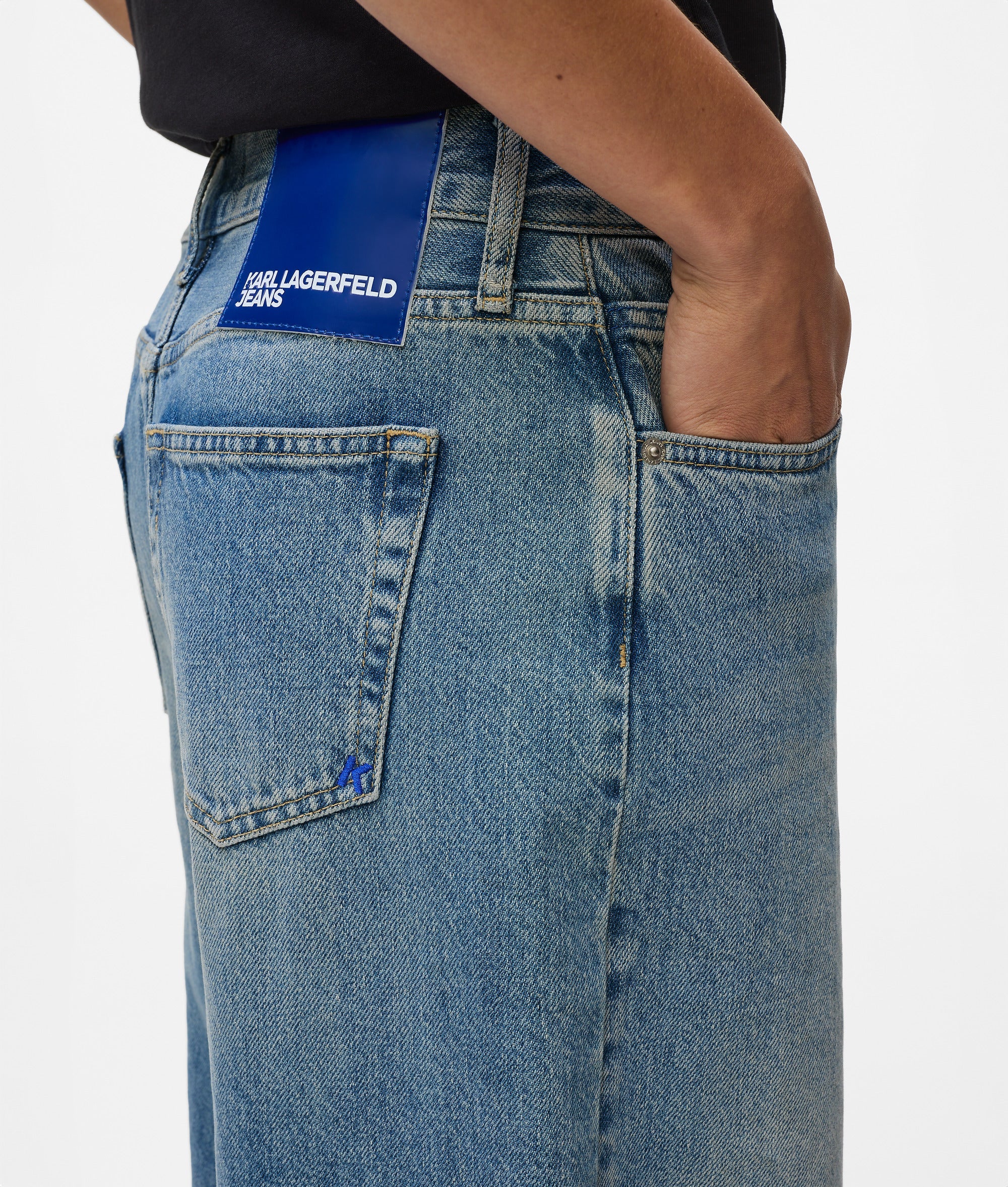 Low-rise wide leg jeans