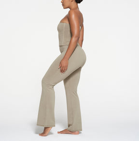 OUTDOOR HIGH-WAISTED FLARE LEGGING | TAUPE