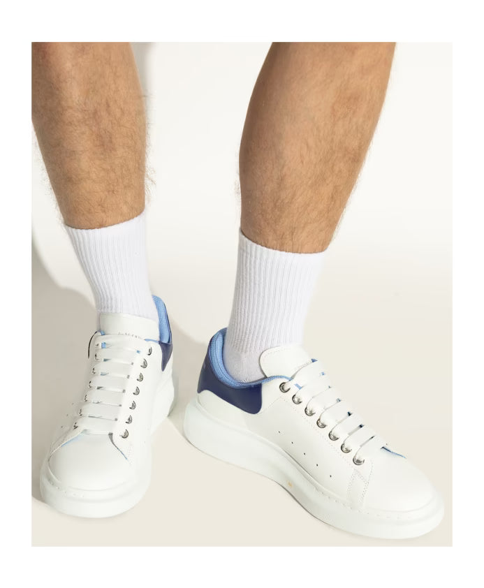 Sports shoes with logo