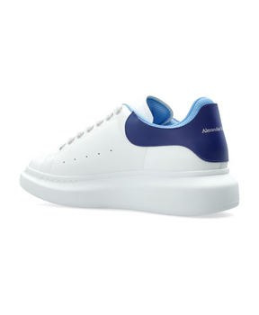 Sports shoes with logo