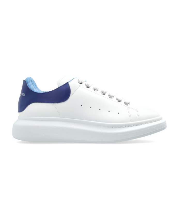 Sports shoes with logo