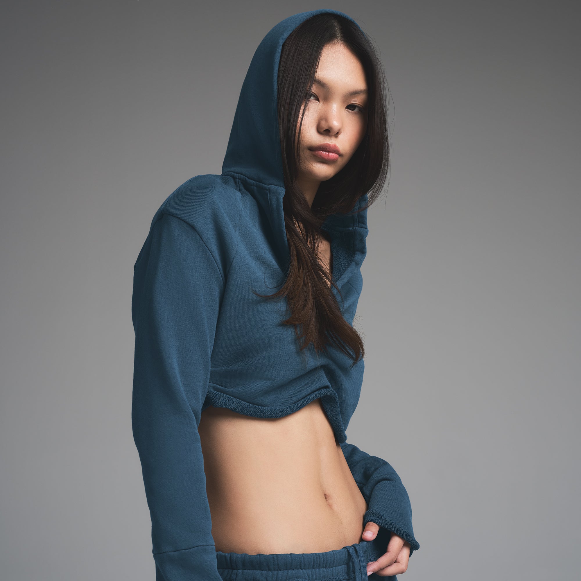 FRENCH TERRY SHOULDER PAD CROPPED HOODIE | INDIGO