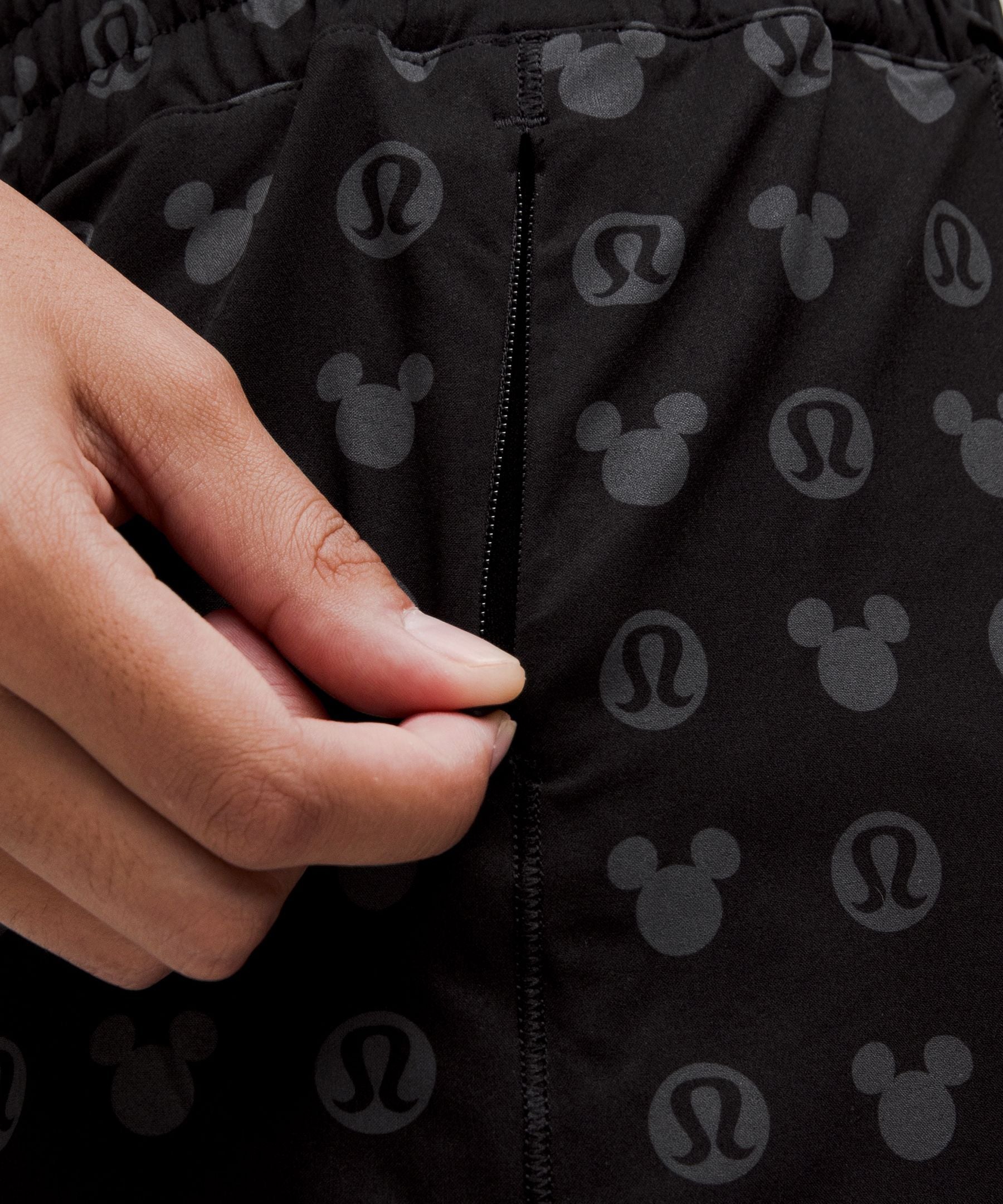 Disney x lululemon *Hotty Hot High-Rise Short 4"