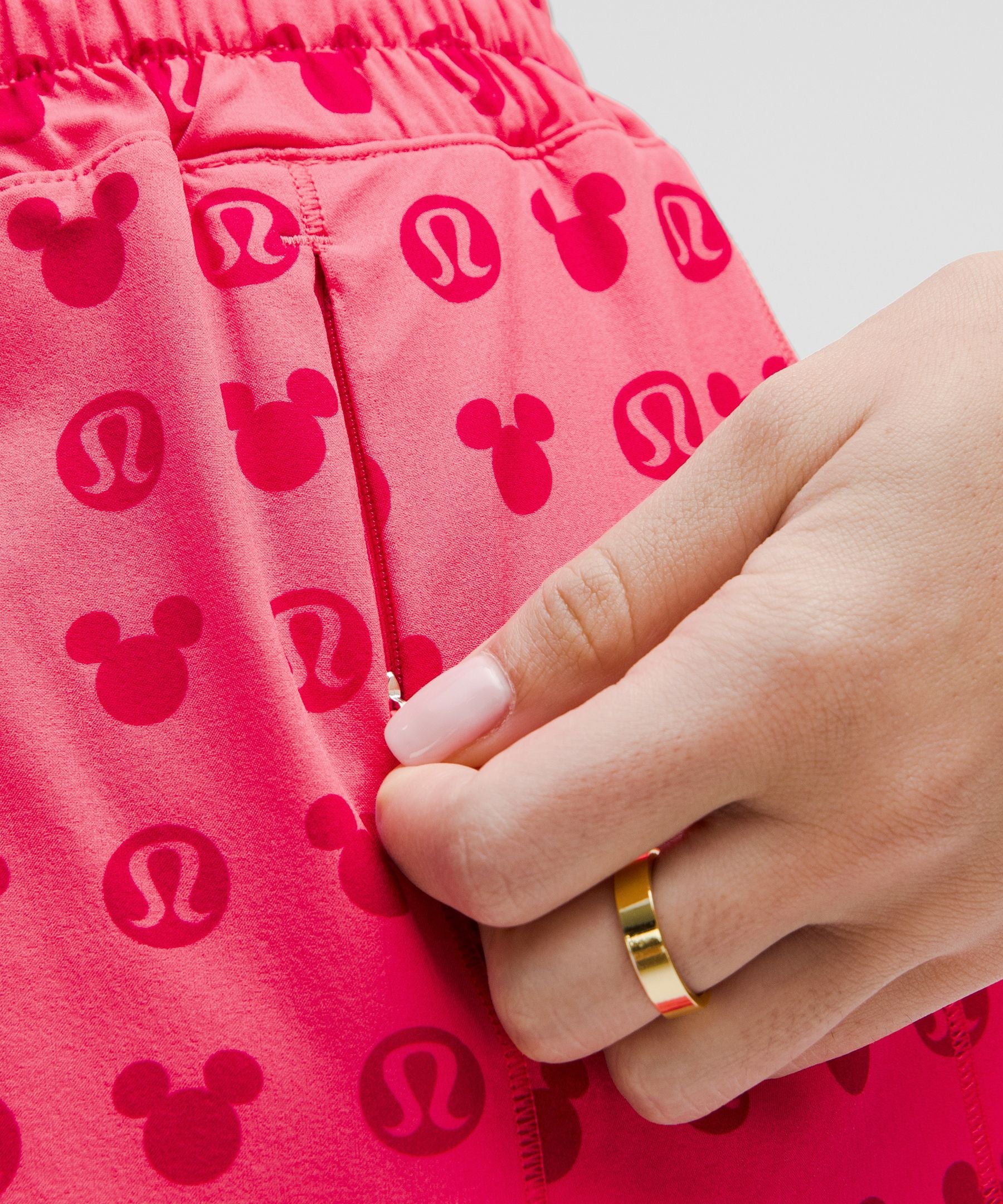 Disney x lululemon *Hotty Hot High-Rise Short 4"