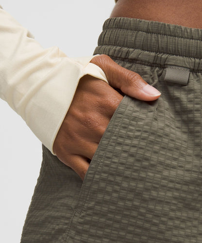 Grid-Texture Relaxed High-Rise Hiking Short 4"