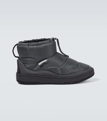Curb snow boots