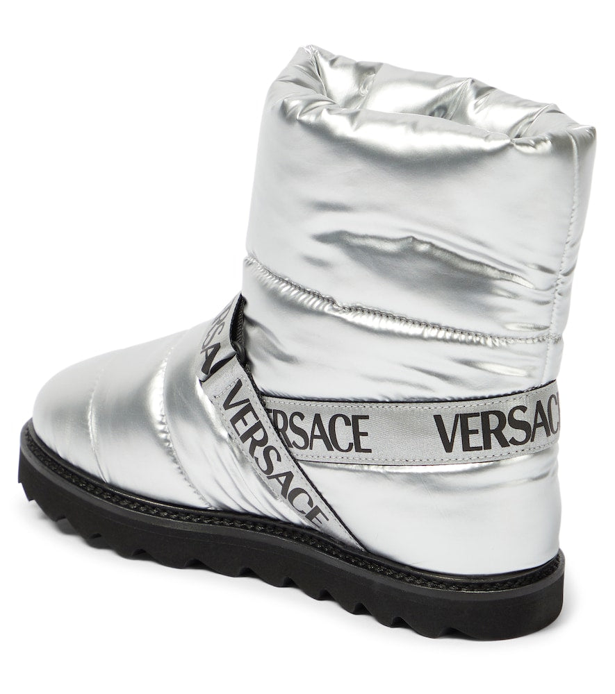 Logo snow boots