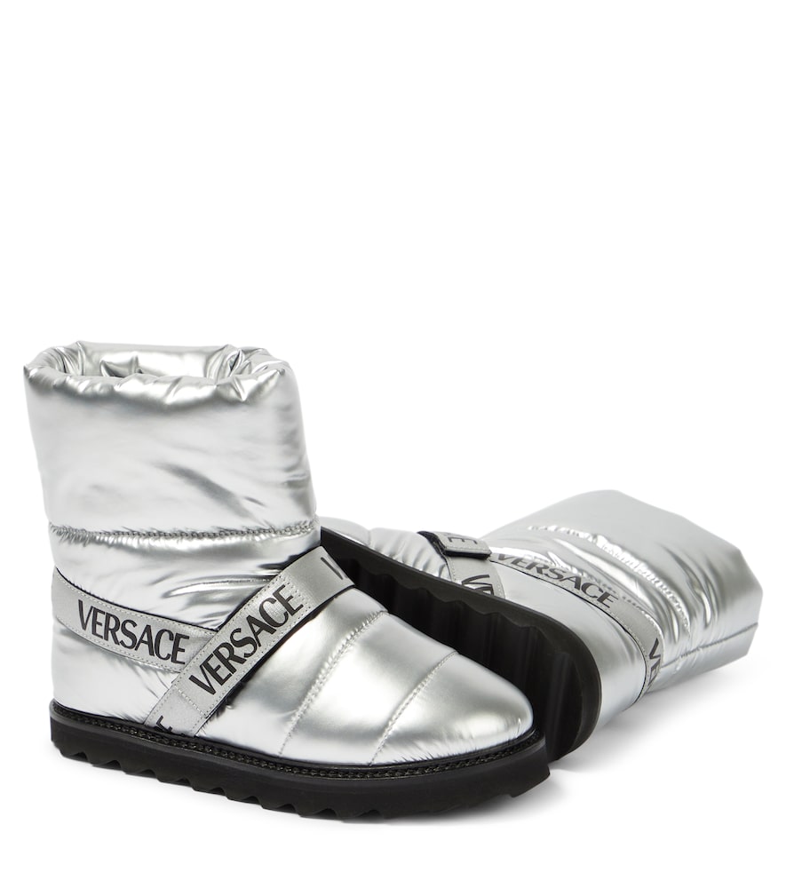 Logo snow boots