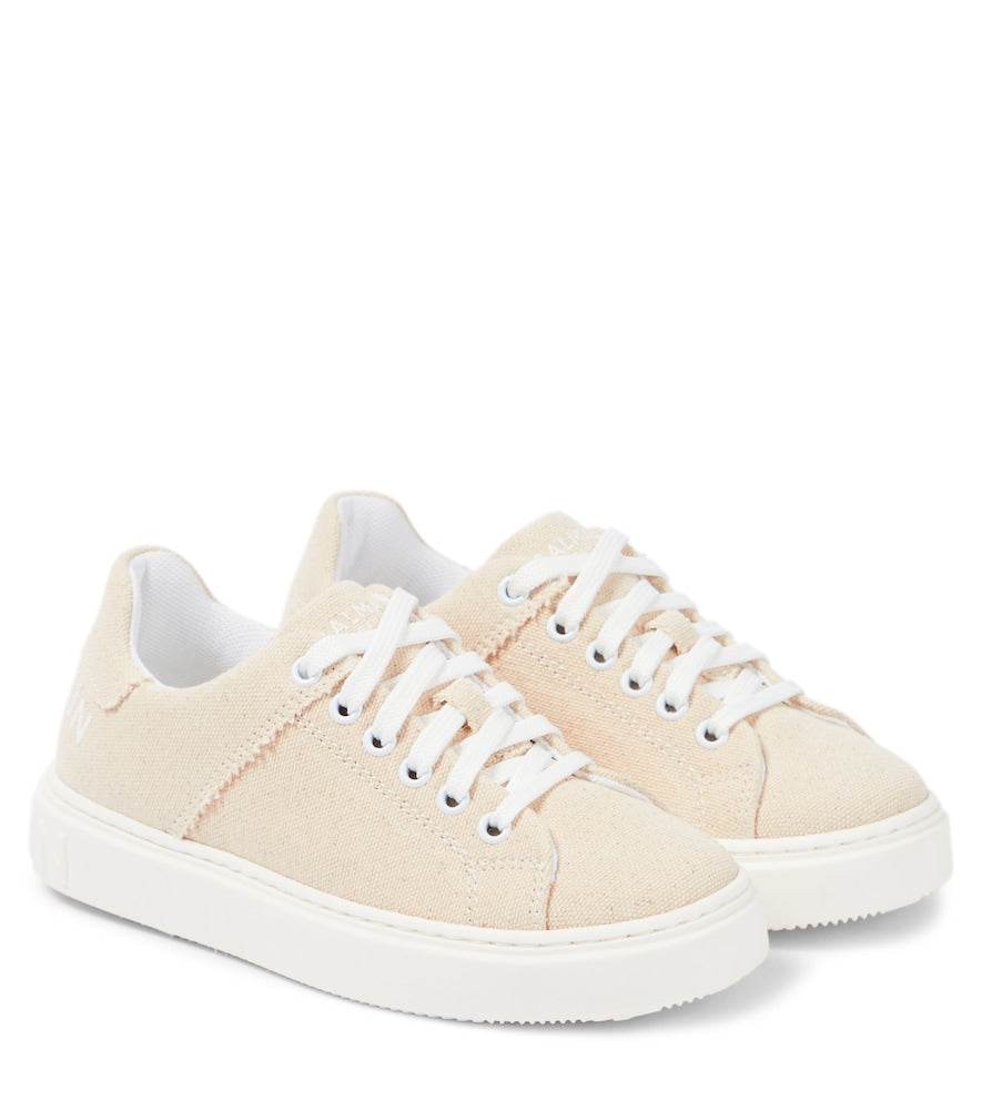 Low-top sneakers