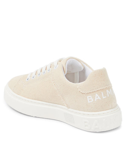 Low-top sneakers