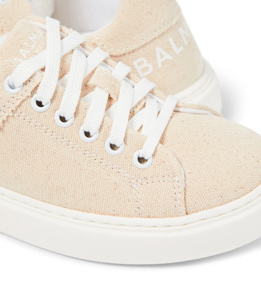 Low-top sneakers