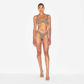 FITS EVERYBODY DIPPED FRONT THONG | TRUFFLE