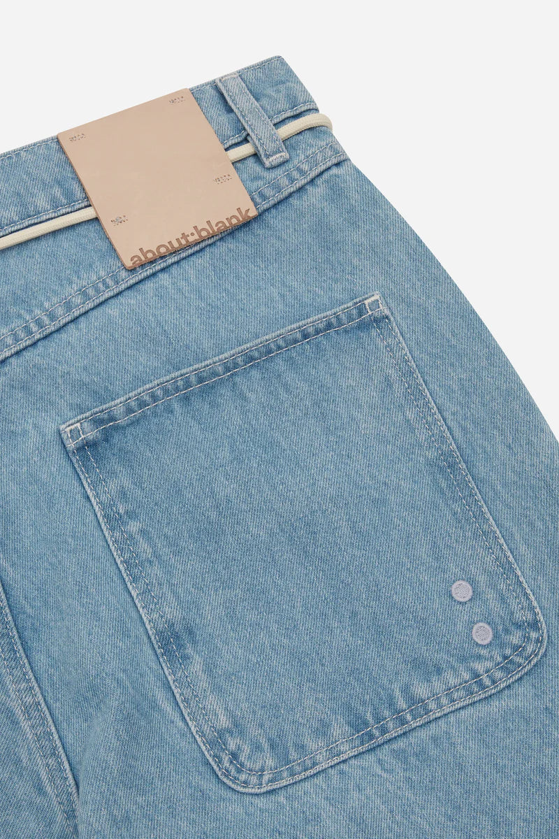 Relaxed denim jean - light wash