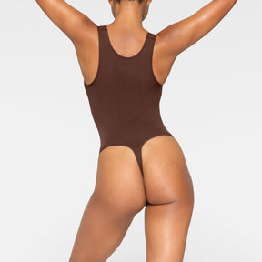 SEAMLESS SCULPT SCOOP NECK THONG BODYSUIT | COCOA