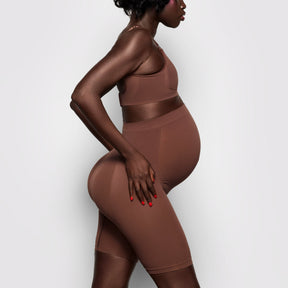 MATERNITY SCULPTING SHORT MID THIGH | COCOA