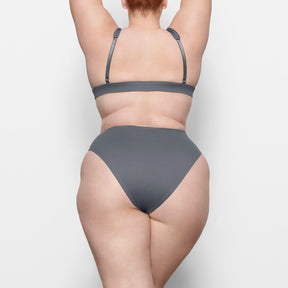 SIGNATURE SWIM PLUNGE BIKINI TOP | GUNMETAL
