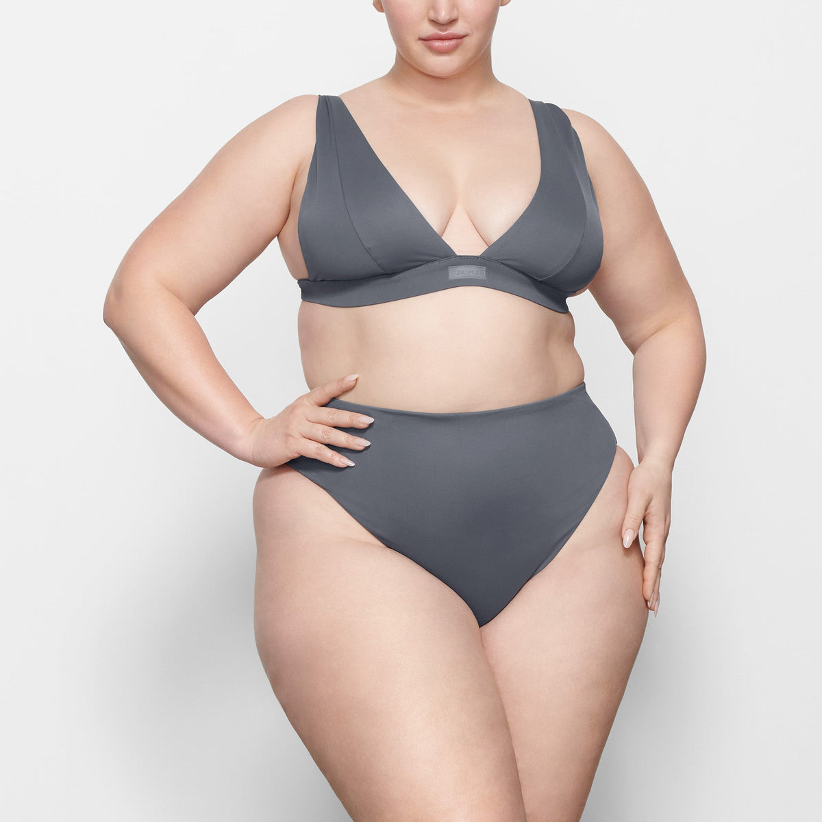 SIGNATURE SWIM PLUNGE BIKINI TOP | GUNMETAL