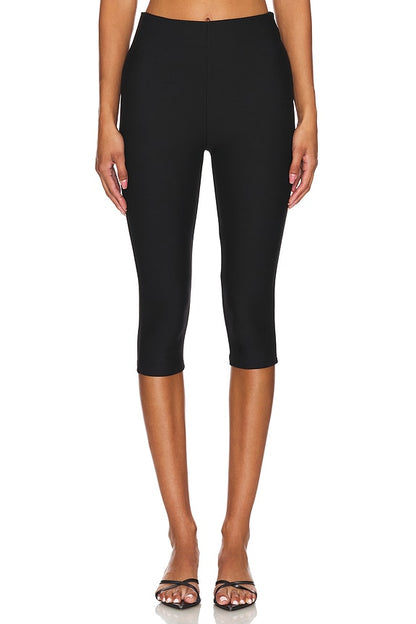 superdown Chaya Capri in Black