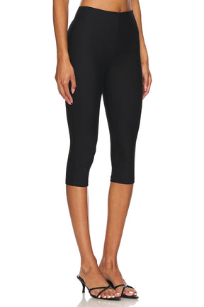 superdown Chaya Capri in Black
