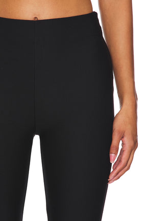 superdown Chaya Capri in Black