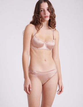 Gwyneth Panty Bare