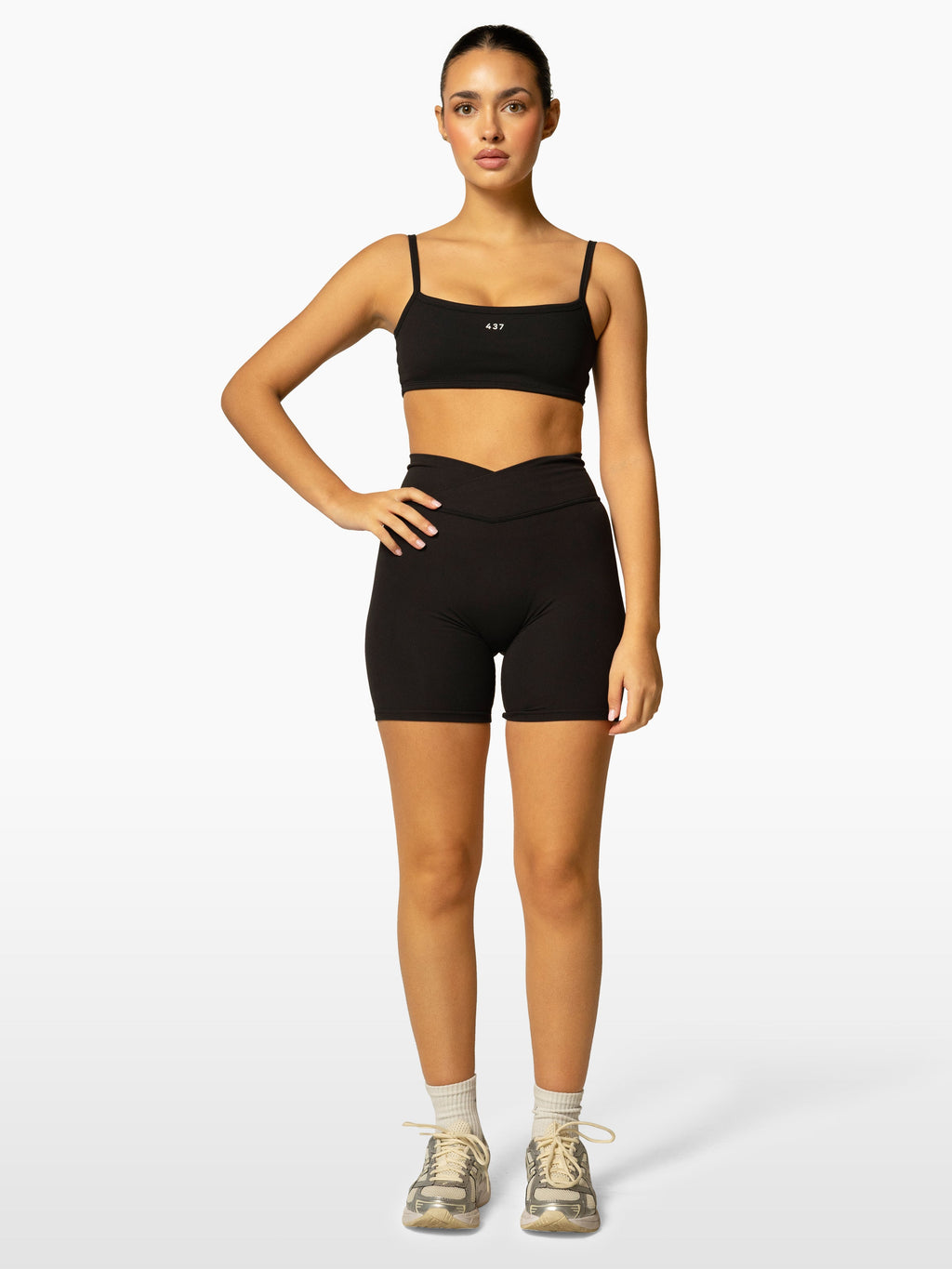 The V Short / Black