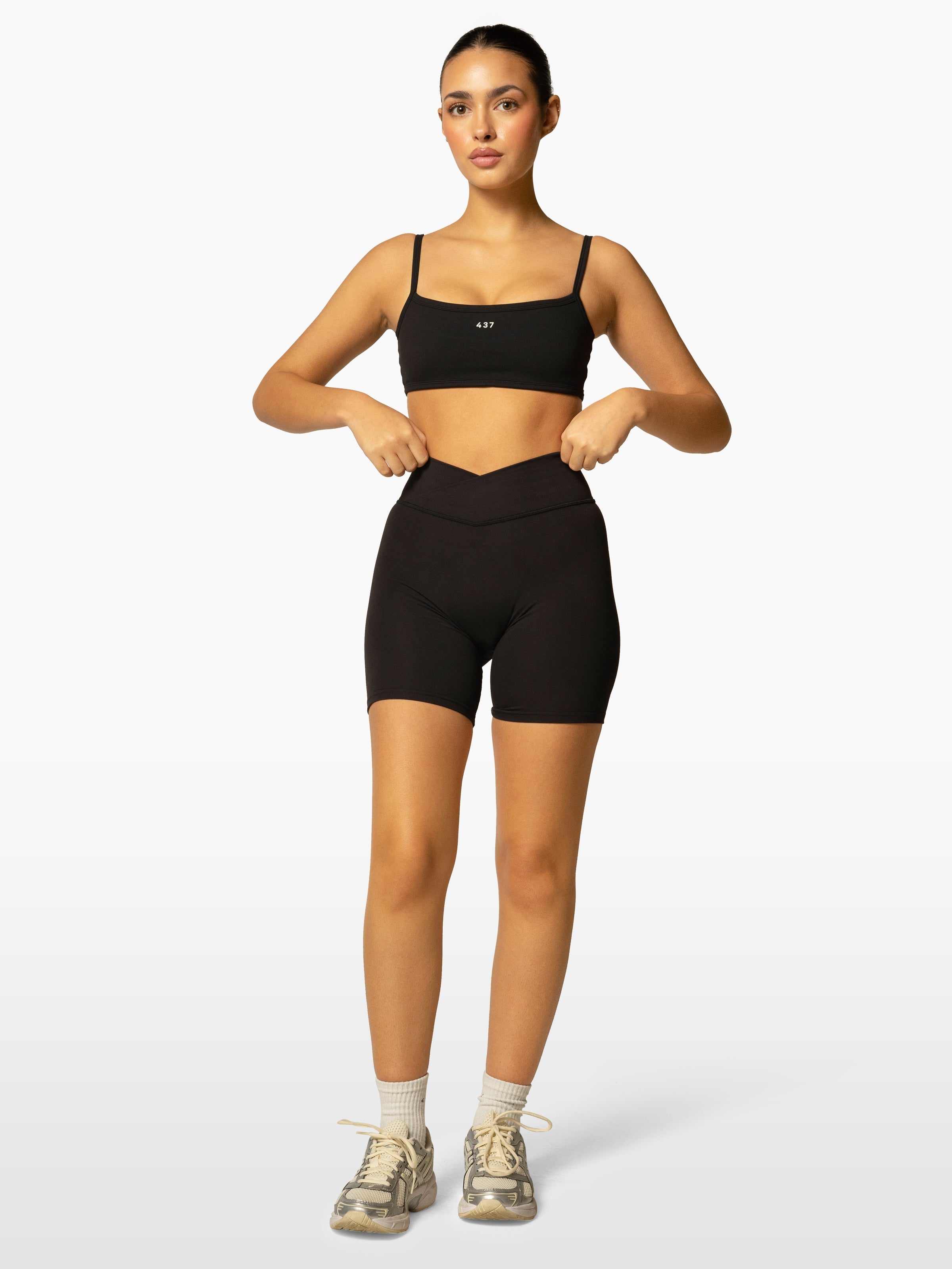 The V Short / Black