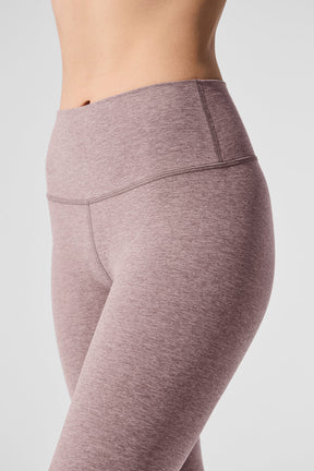 Alosoft High-Waist 7/8 Highlight Legging in soft fabric designed for yoga with a clean finish and contouring back seam.
