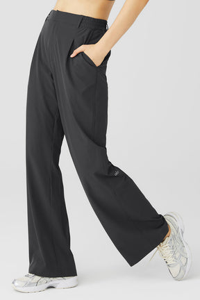 High-waist pursuit trouser featuring a relaxed wide-leg fit and side pockets, ideal for work to weekend transitions.