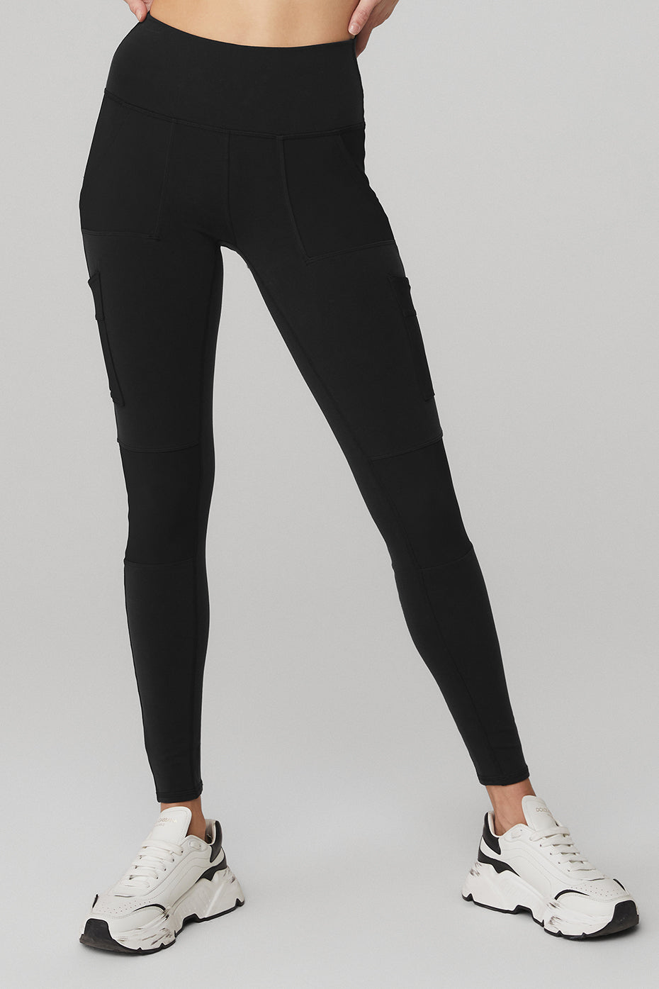 High-waist cargo legging in black featuring pockets, sculpting Airbrush fabric, perfect for studio and street wear.
