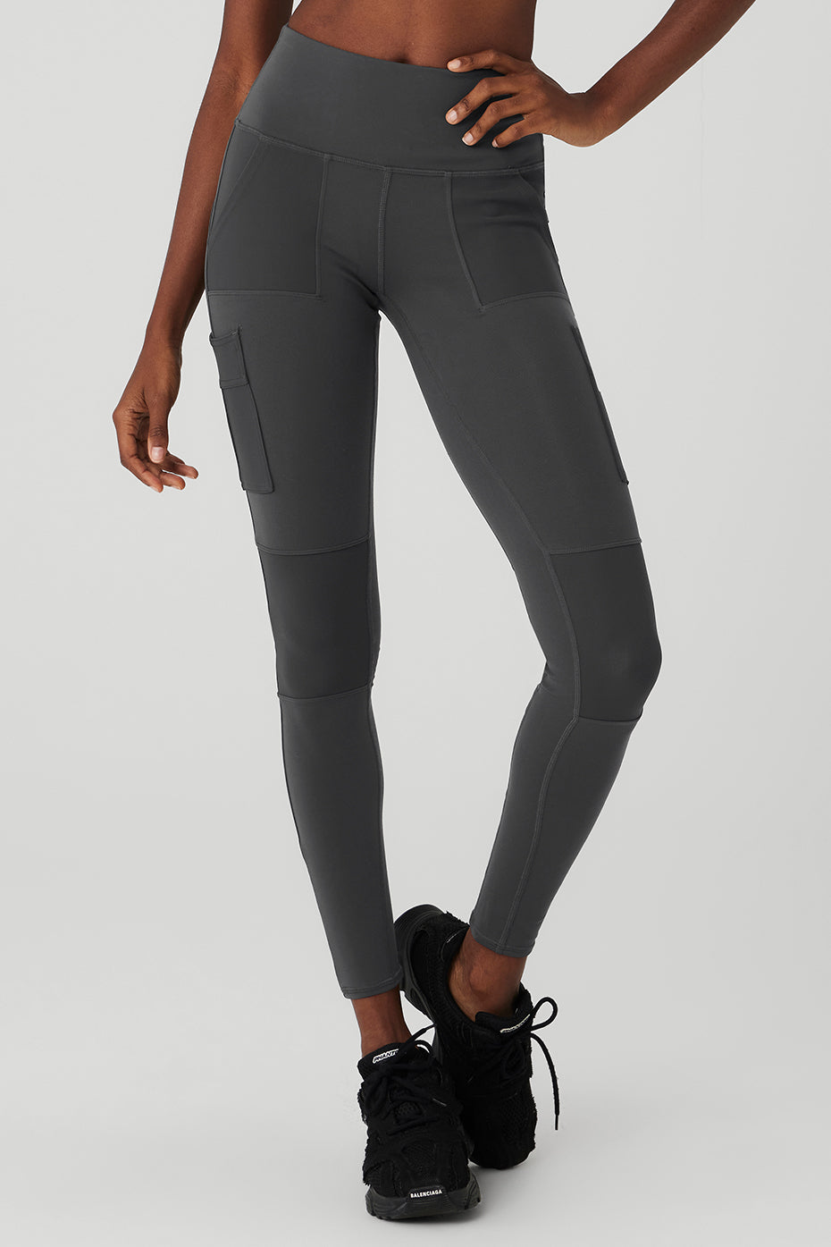 High-Waist Cargo Legging in grey with pockets, designed for studio and streetwear, made from sculpting Airbrush fabric.