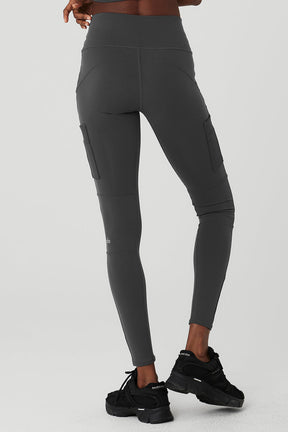 High-waist cargo legging in dark gray with pockets, perfect for studio and street styles.