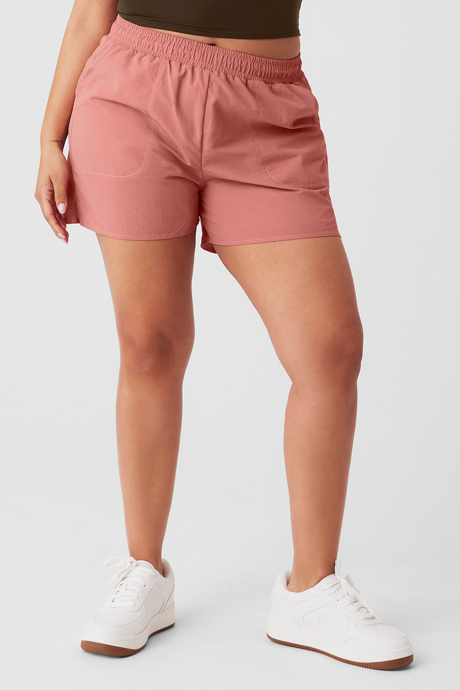 Alumni Short in lightweight fabric with high-waist design, ideal for hiking and outdoor activities.